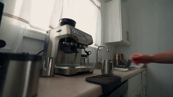 ویدیوی روزمره درست کردن اسپرسو با حس نوستالژیک